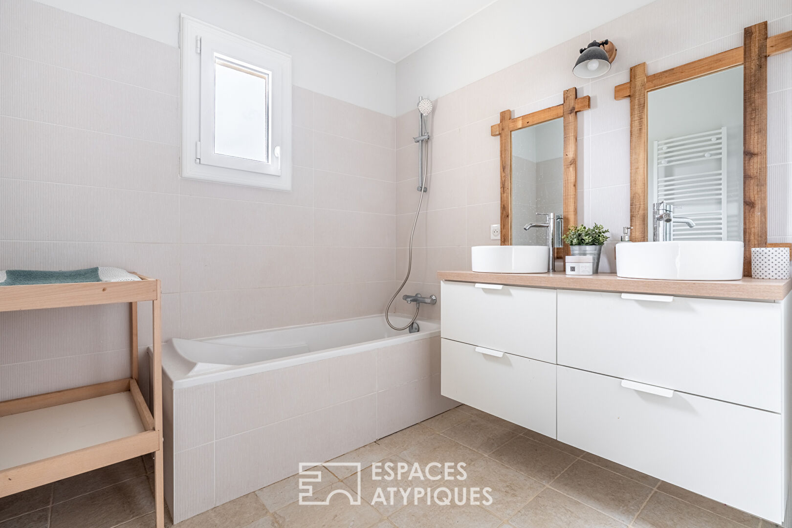 Maison de plain-pied rénovée avec jardin à deux pas du centre village de St Georges de Reneins