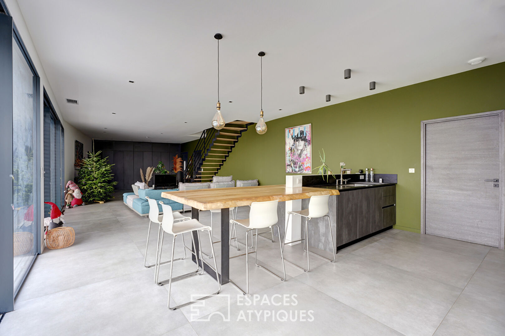 Architecture contemporaine et panorama à 180°