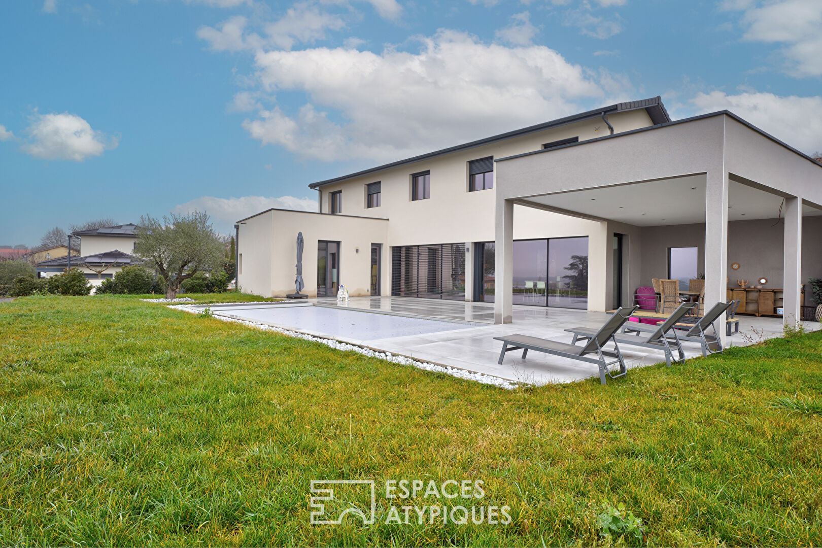 Architecture contemporaine et panorama à 180°