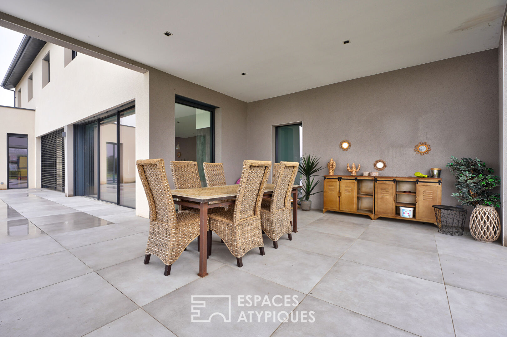 Architecture contemporaine et panorama à 180°