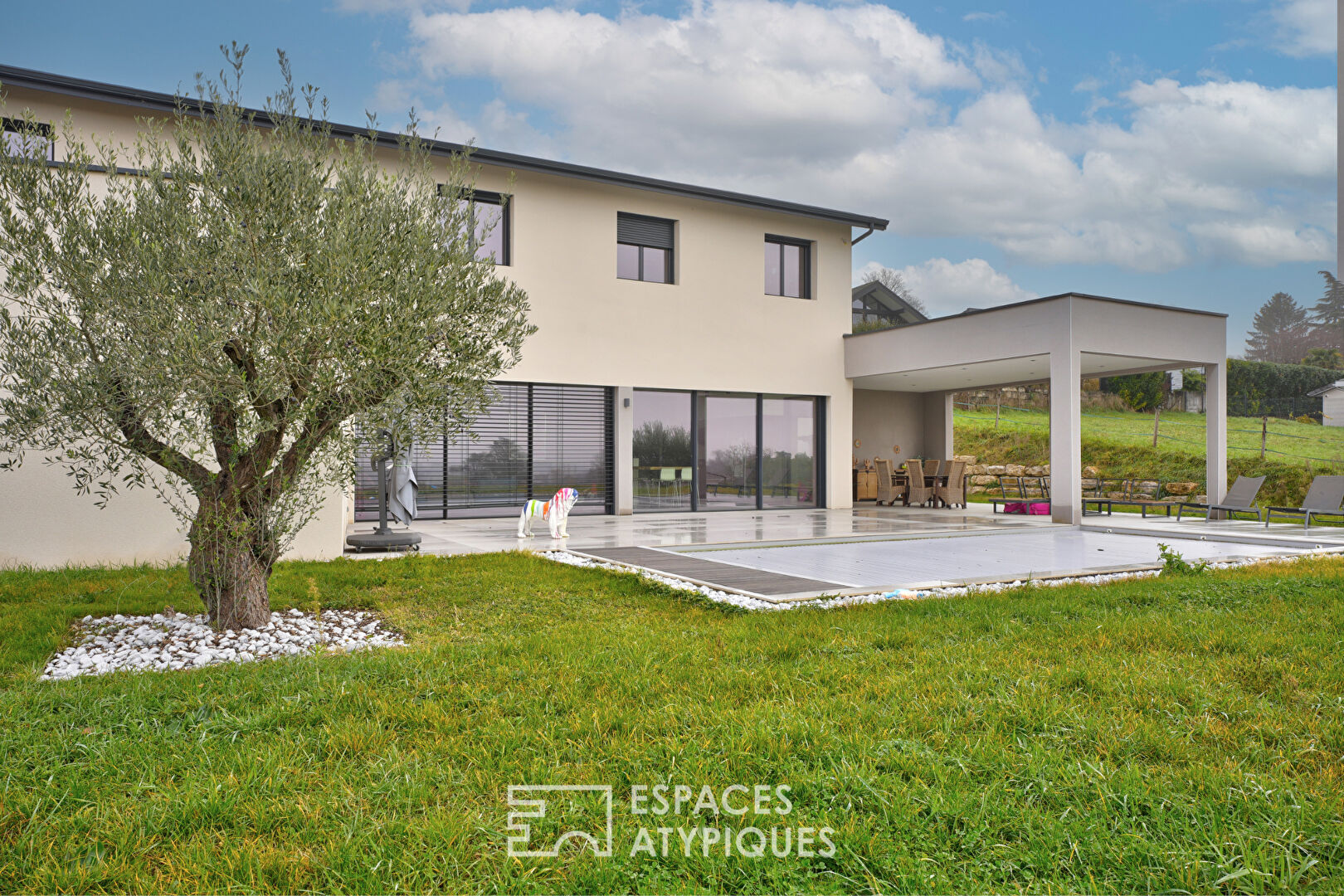 Architecture contemporaine et panorama à 180°