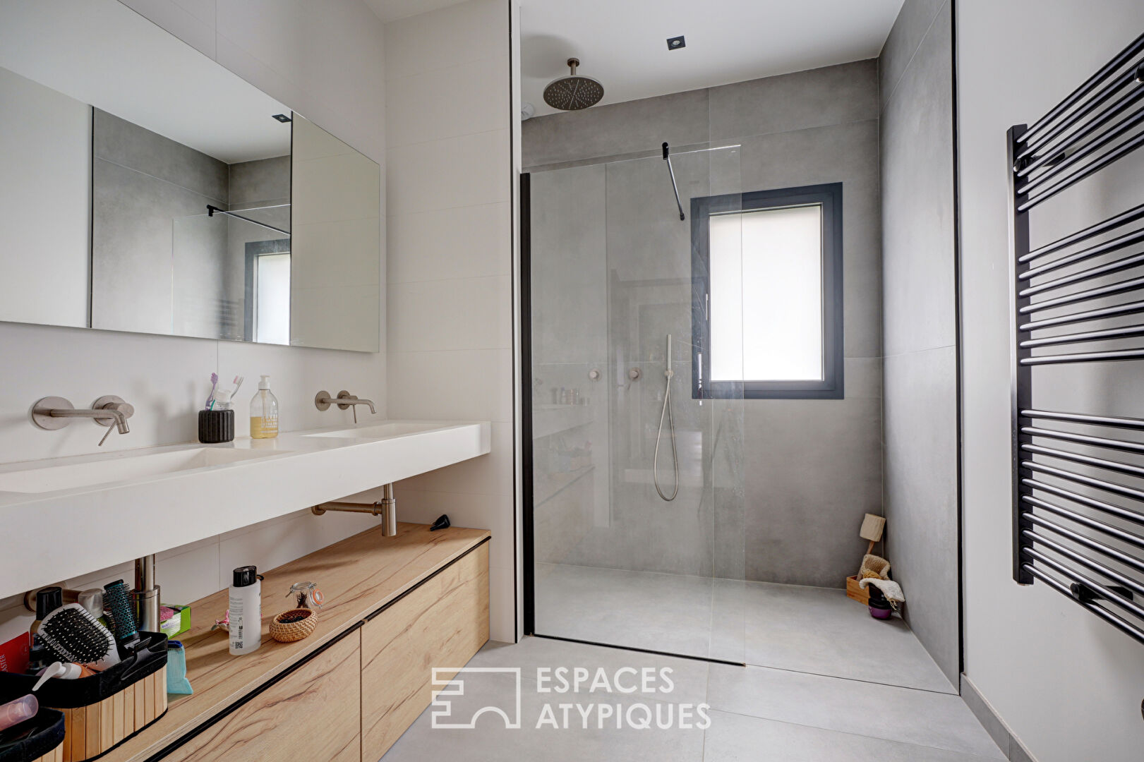 Architecture contemporaine et panorama à 180°