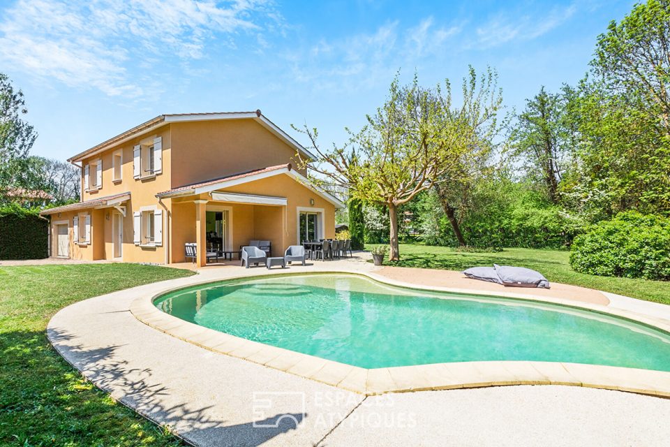 Villa avec piscine et son cour d'eau