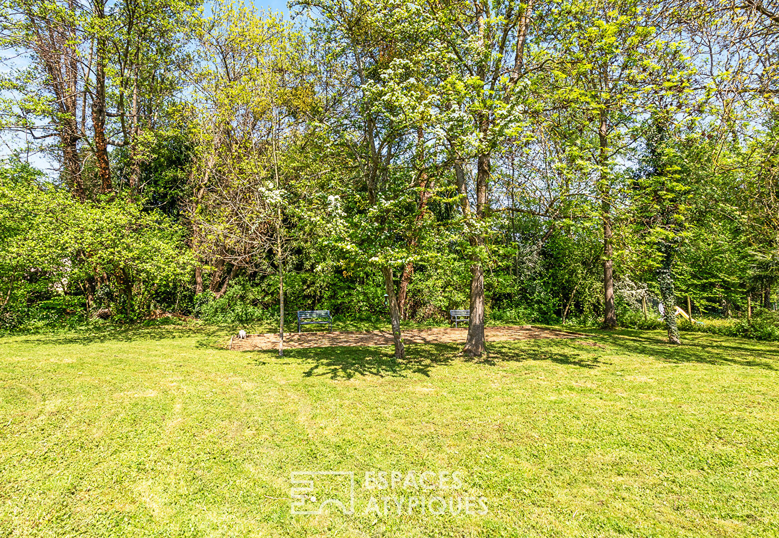 Villa avec piscine et son cour d&rsquo;eau