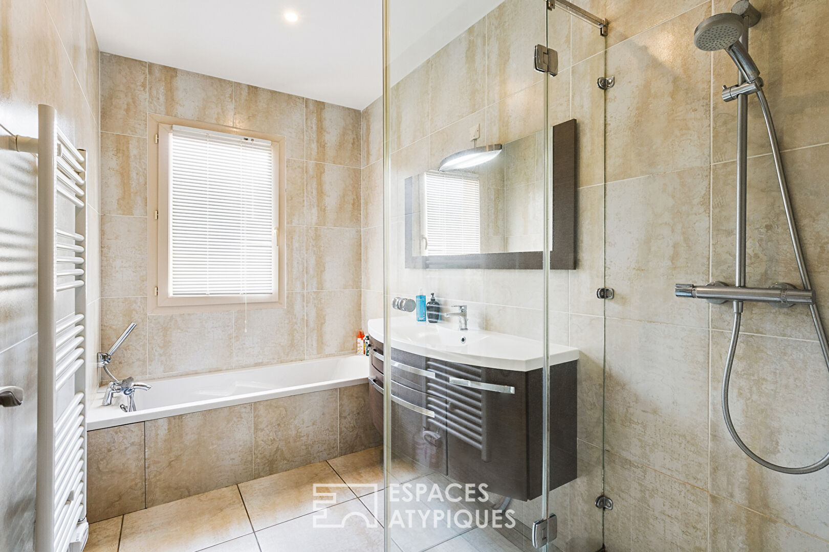 Villa avec piscine et son cour d&rsquo;eau