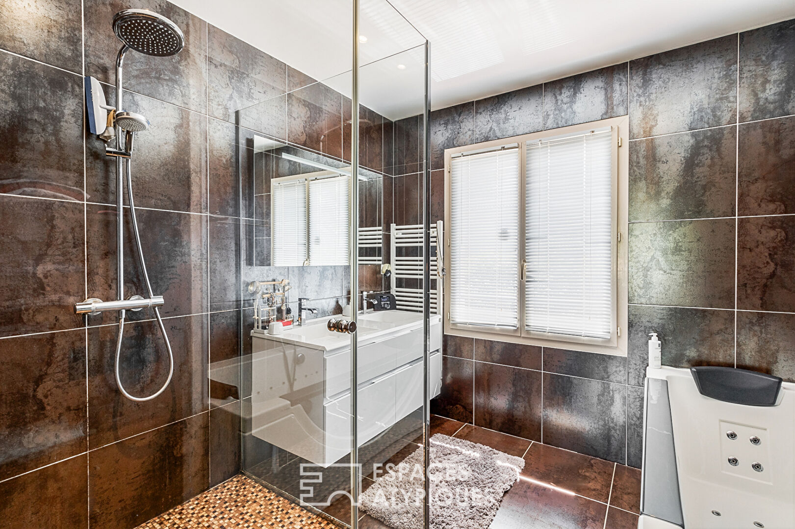 Villa avec piscine et son cour d&rsquo;eau