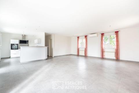 Maison avec dépendance, jardin et vue sur les vignobles du Beaujolais Vert