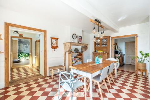 Corps de ferme chic et rustique avec jardin et piscine