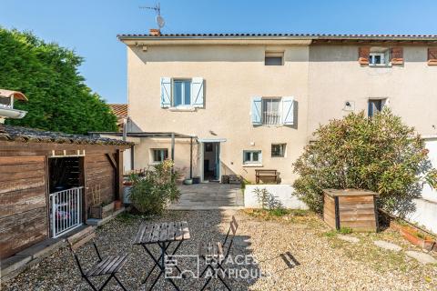 Maison avec terrasse, cour et piscine au coeur du Beaujolais
