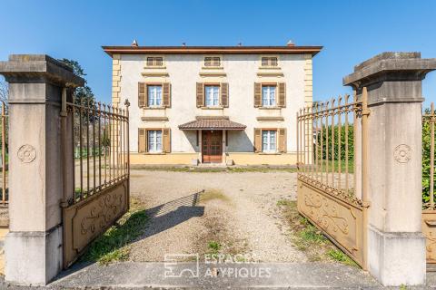 Maison de caractère à réhabiliter avec potentiel – Centre de Villeneuve (01480)