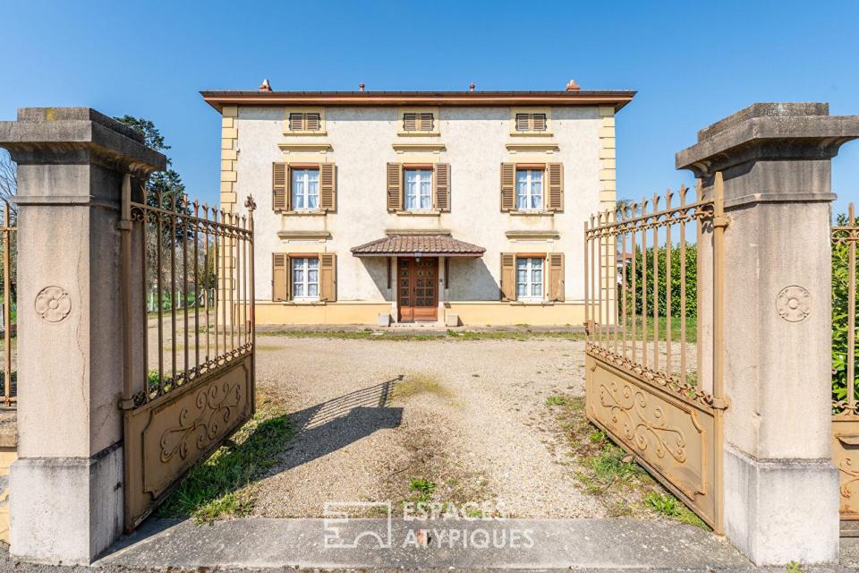 Maison de caractère à réhabiliter avec potentiel - Centre de Villeneuve (01480)