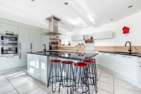 Maison rénovée au coeur de Messimy-sur-Saône, entre charme ancien et confort contemporain