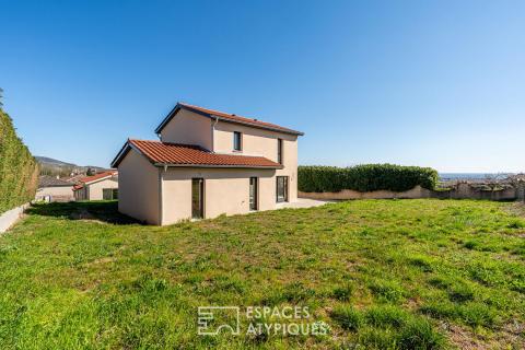 Maison neuve avec jardin et garage