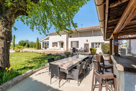 Ferme de caractère avec piscine et jardin paysagé au calme à Dracé
