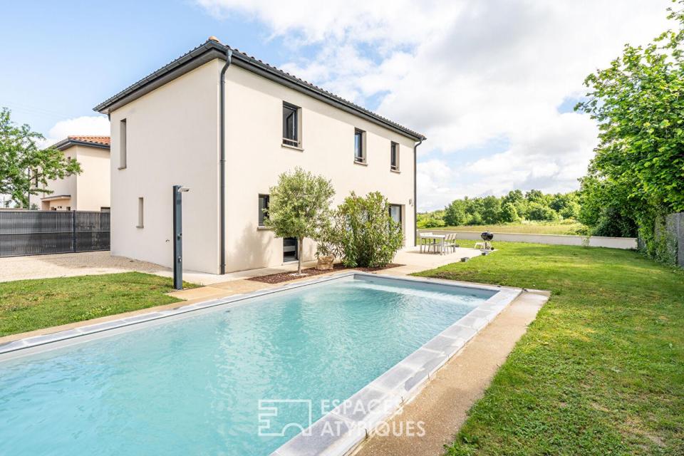 Maison contemporaine aux lignes épurées avec espace piscine
