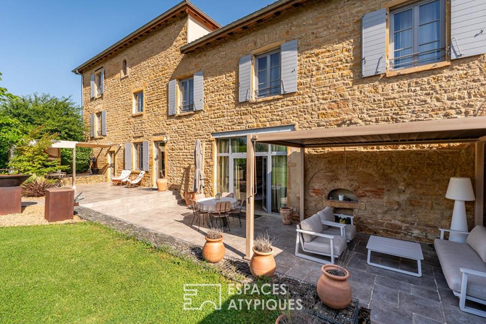 Maison de caractère en Pierres Dorées avec jardin et piscine
