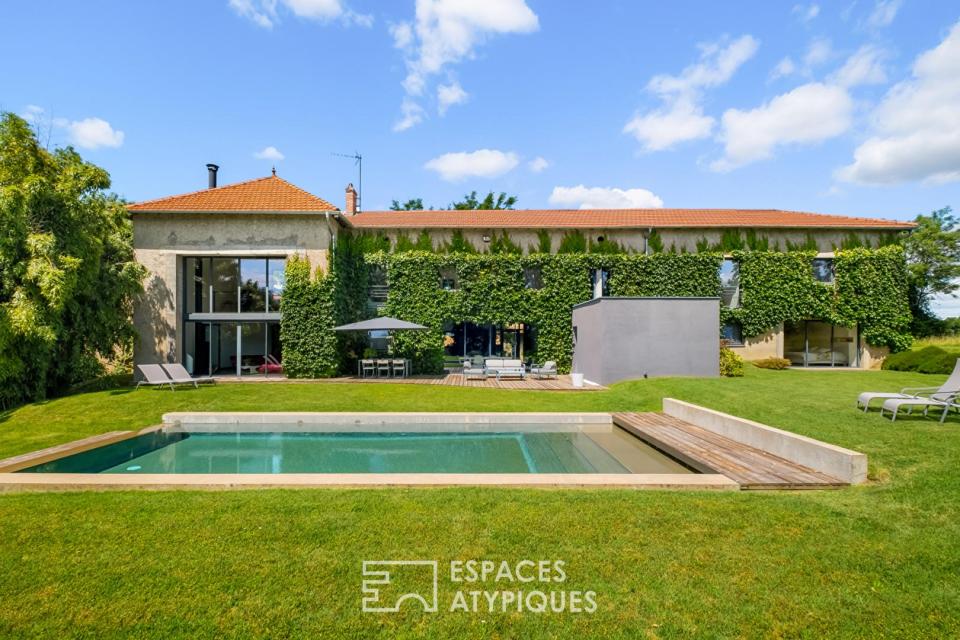 Propriété contemporaine avec piscine au coeur d'un écrin de verdure