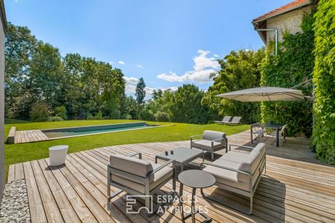 Propriété contemporaine avec piscine au coeur d&rsquo;un écrin de verdure