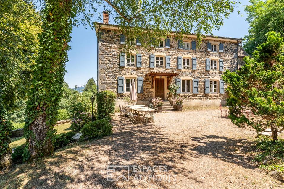 Maison en pierres sur les hauteurs du Beaujolais Vert
