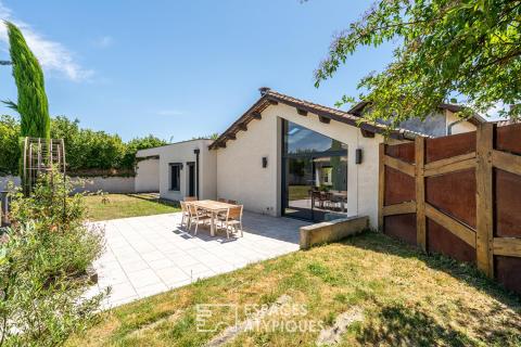 Corps de ferme rénové avec piscine et extension contemporaine