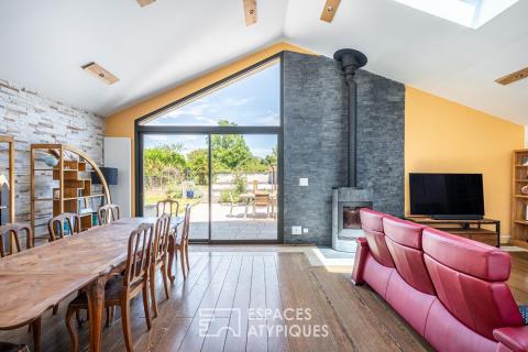 Corps de ferme rénové avec piscine et extension contemporaine