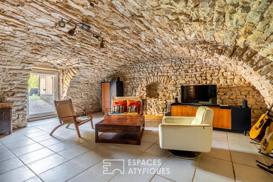 Appartement avec terrasse dans les dépendances d'une ancienne bâtisse