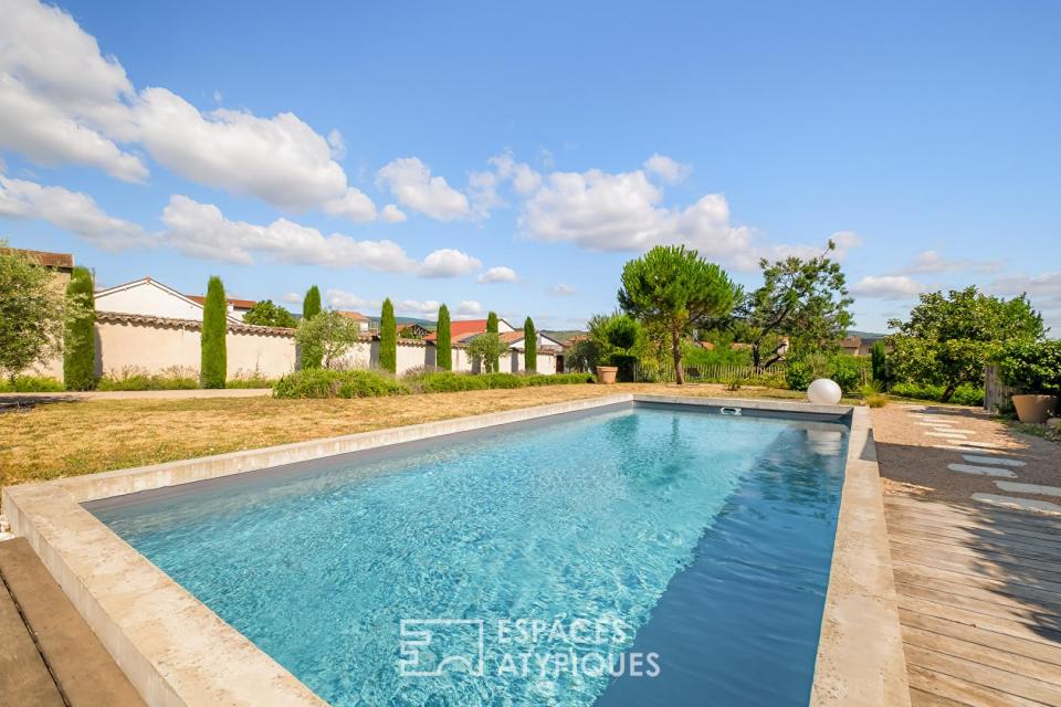 Maison de caractère rénovée avec piscine et jardin paysagé