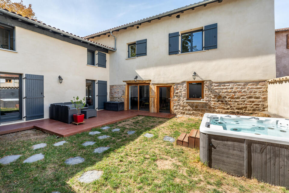 Maison de village avec cour intérieure au coeur de Salles Arbuissonnas