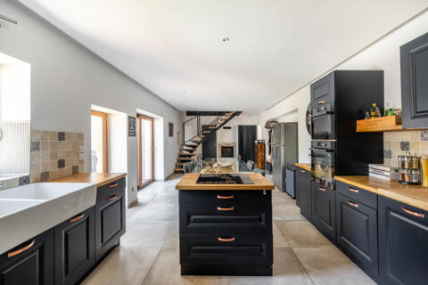 Maison de village avec cour intérieure au coeur de Salles Arbuissonnas