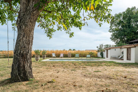 Corps de ferme rénové avec jardin et piscine sur le plateau de la Dombes