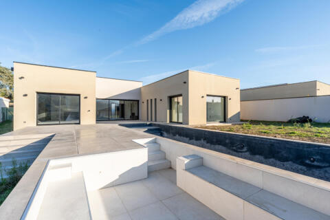 Maison contemporaine de plain-pied avec vue et piscine à débordement