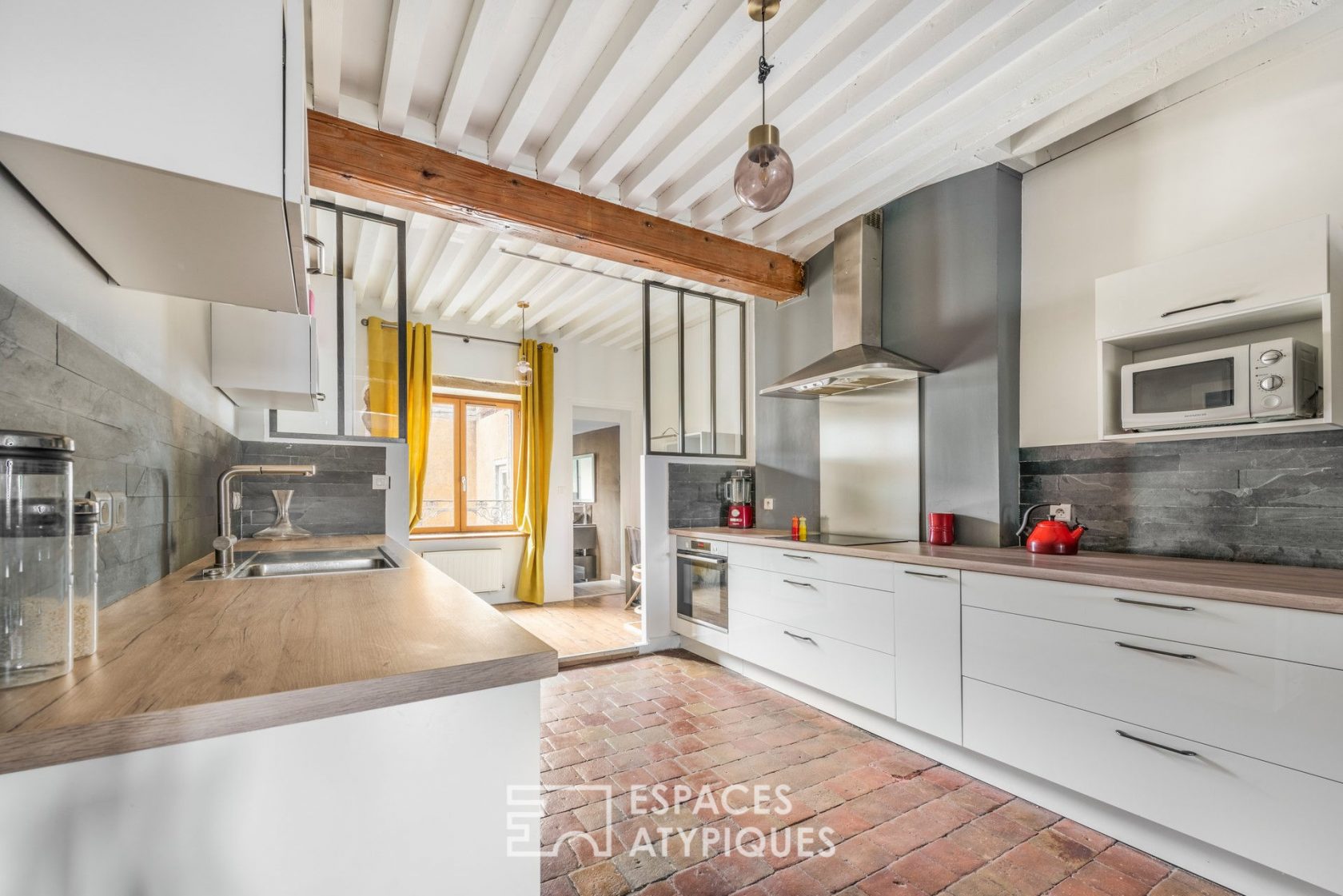 Renovated top floor apartment