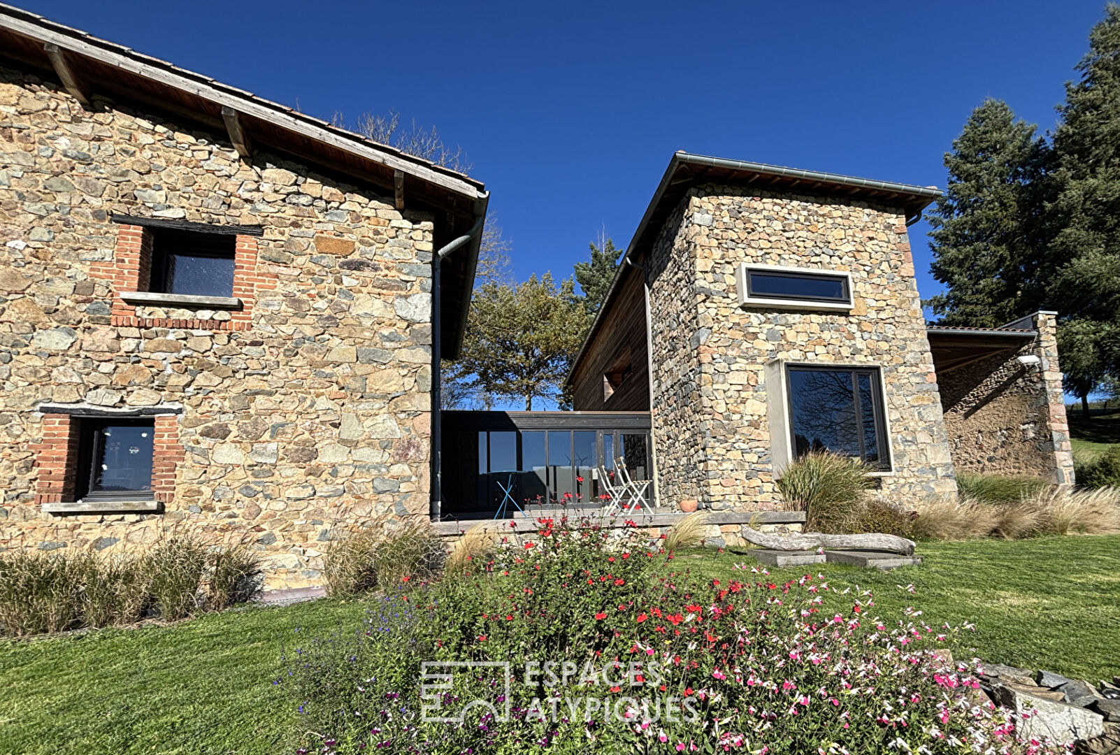 Bâtisse rénové par architecte au calme avec vue dégagée