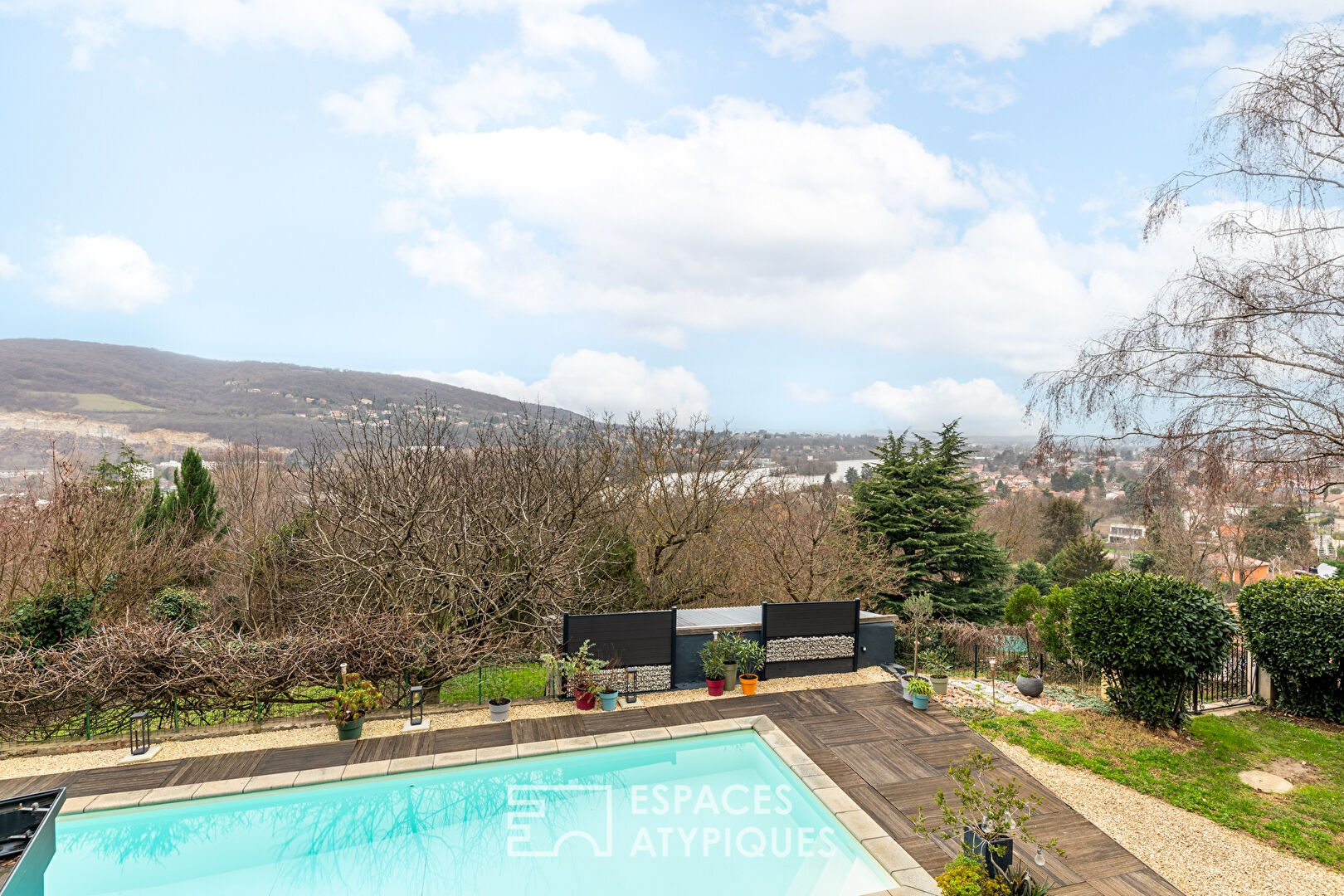 House with suspended view on the heights of the Saône