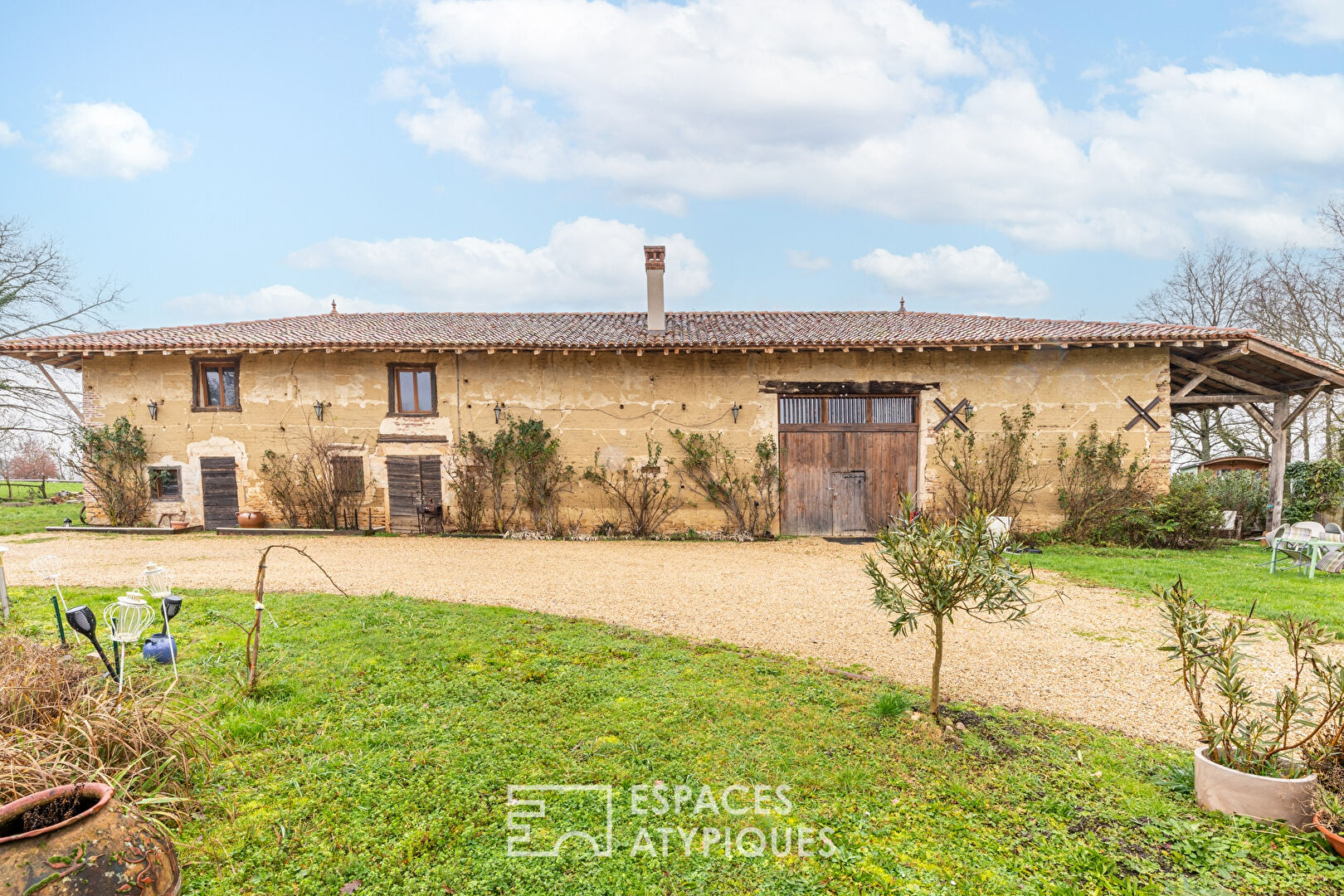 Farmhouse of 290 sqm with outbuildings in Saint-Etienne-sur-Reyssouze