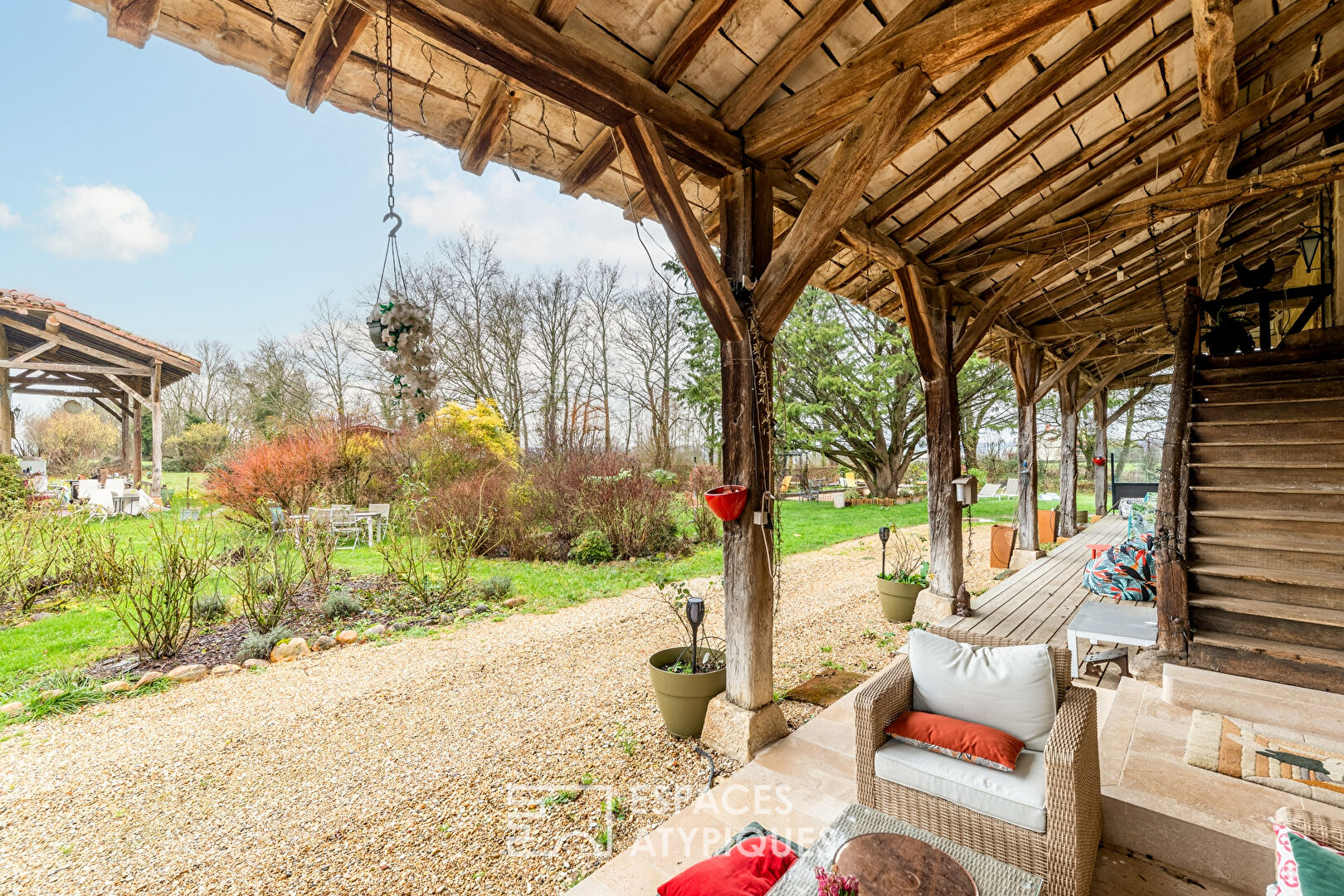 Farmhouse of 290 sqm with outbuildings in Saint-Etienne-sur-Reyssouze