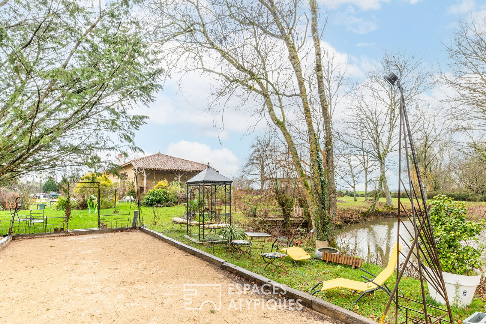 Farmhouse of 290 sqm with outbuildings in Saint-Etienne-sur-Reyssouze