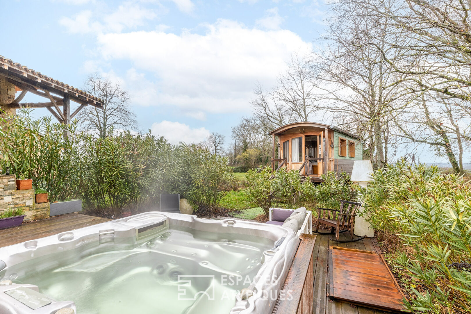 Farmhouse of 290 sqm with outbuildings in Saint-Etienne-sur-Reyssouze