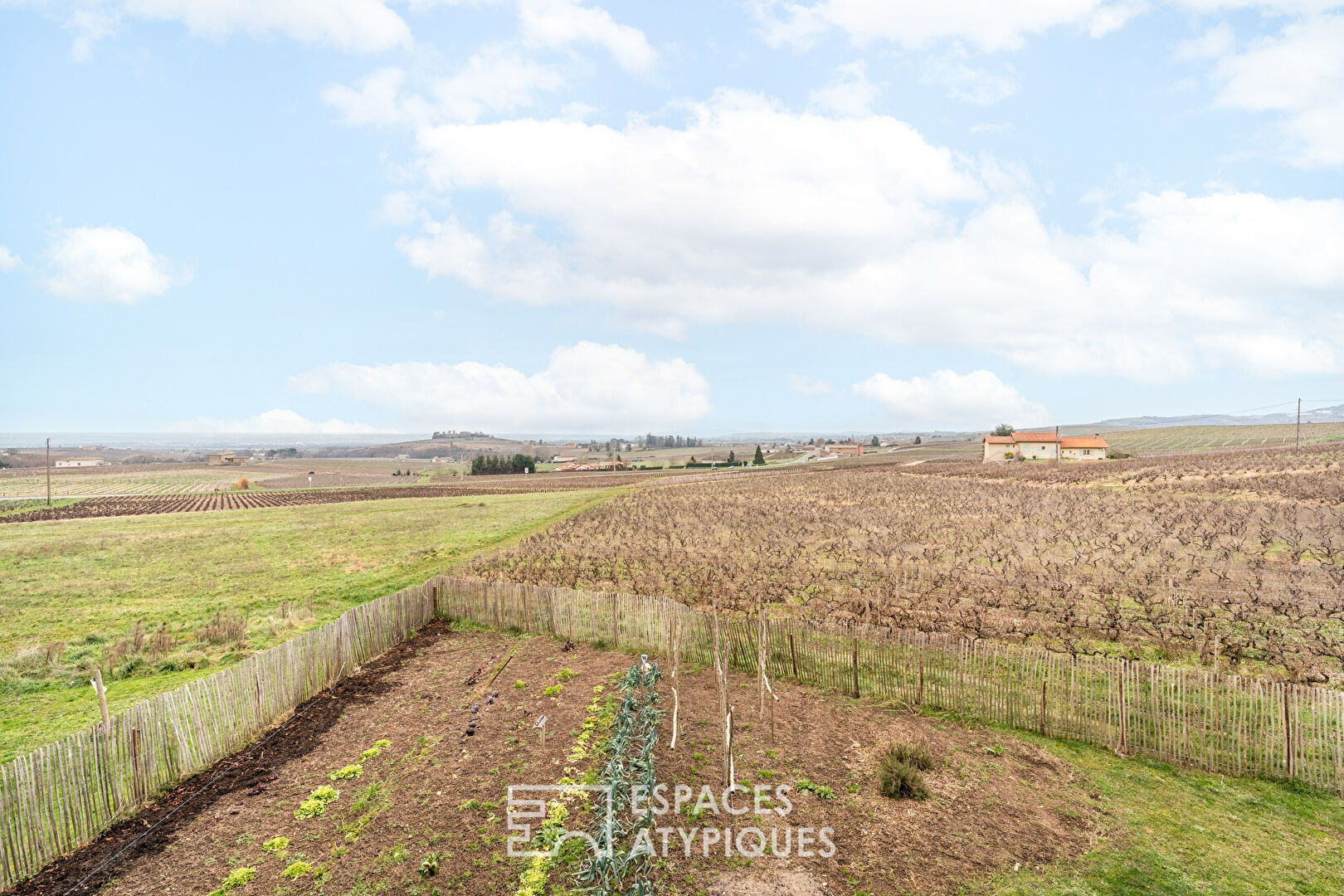 House in the heart of Beaujolais with open and panoramic view