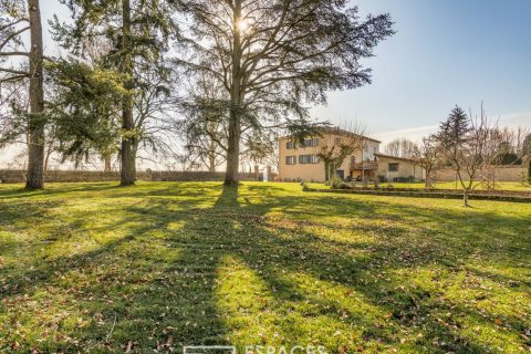 Renovated family house on the banks of the Saône