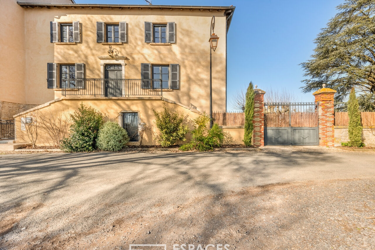 Renovated family house on the banks of the Saône