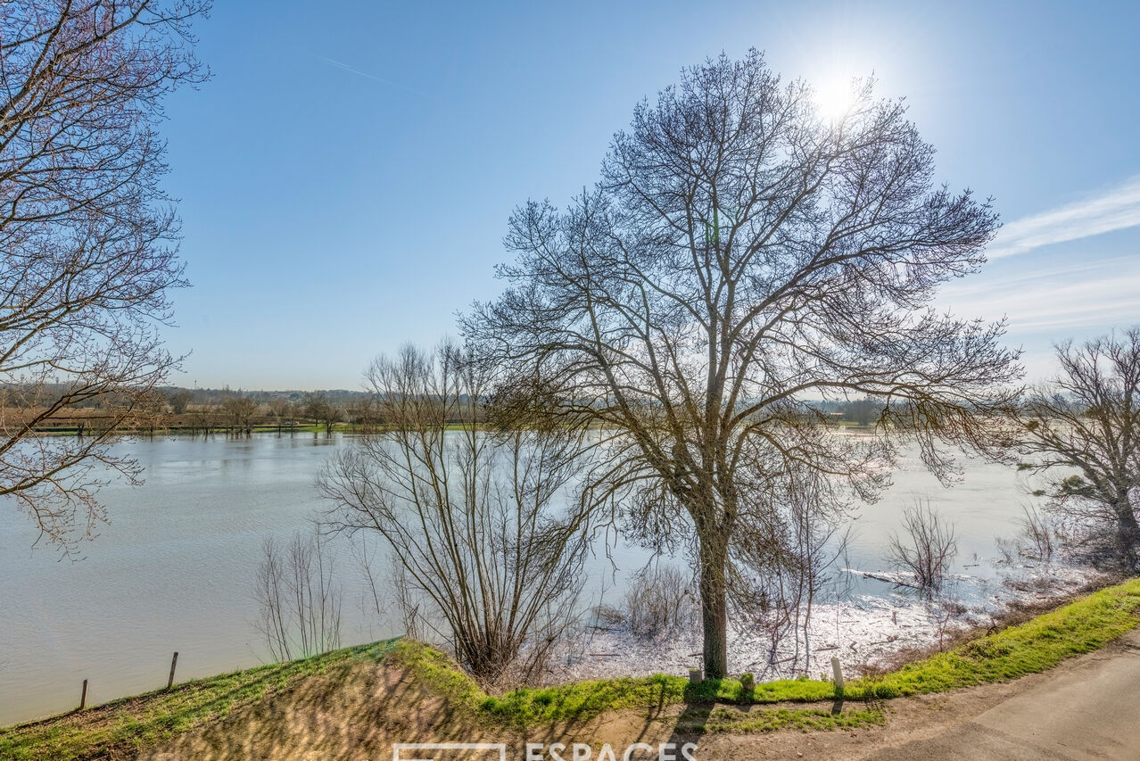 Renovated family house on the banks of the Saône