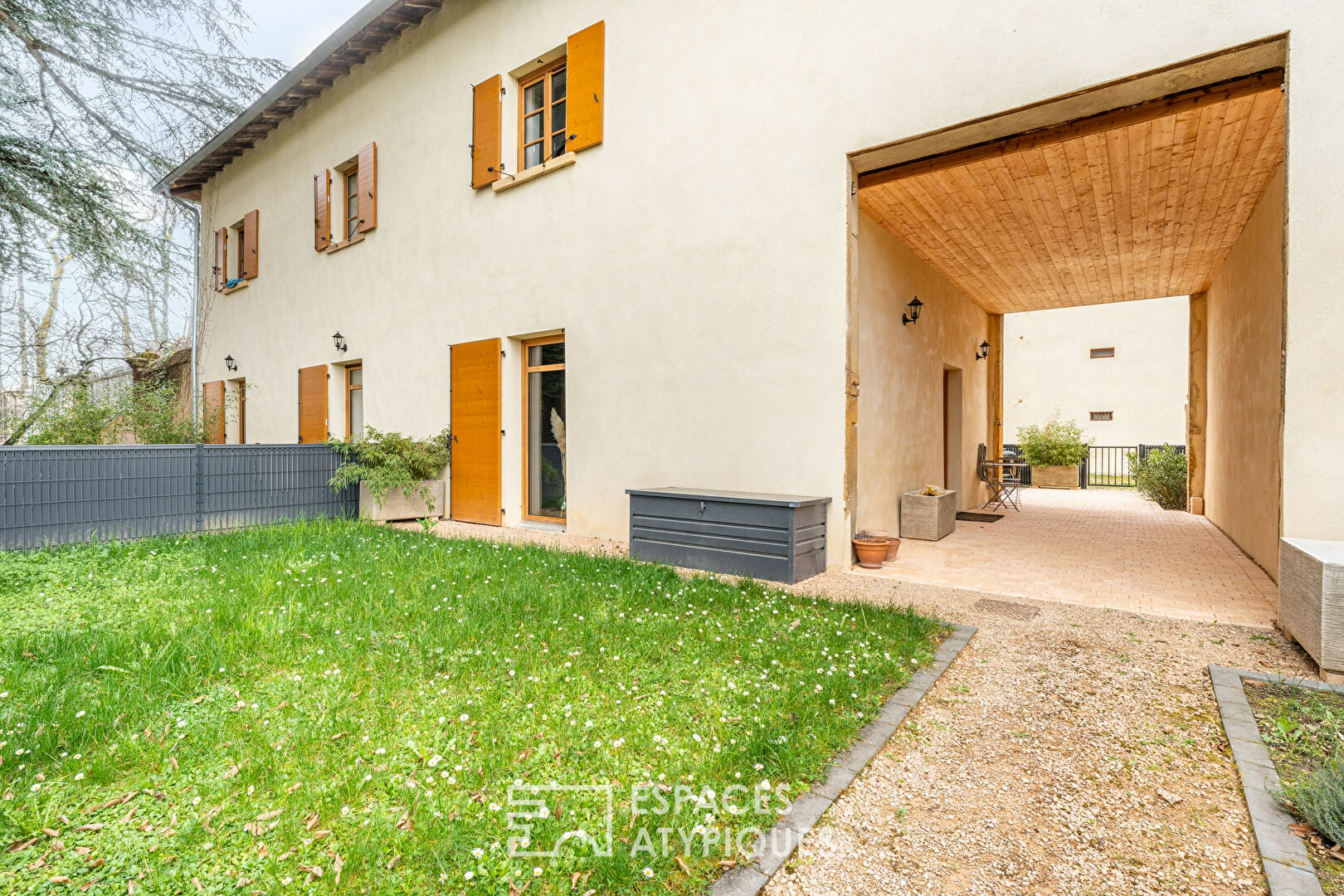 Triplex with garden in an idyllic setting