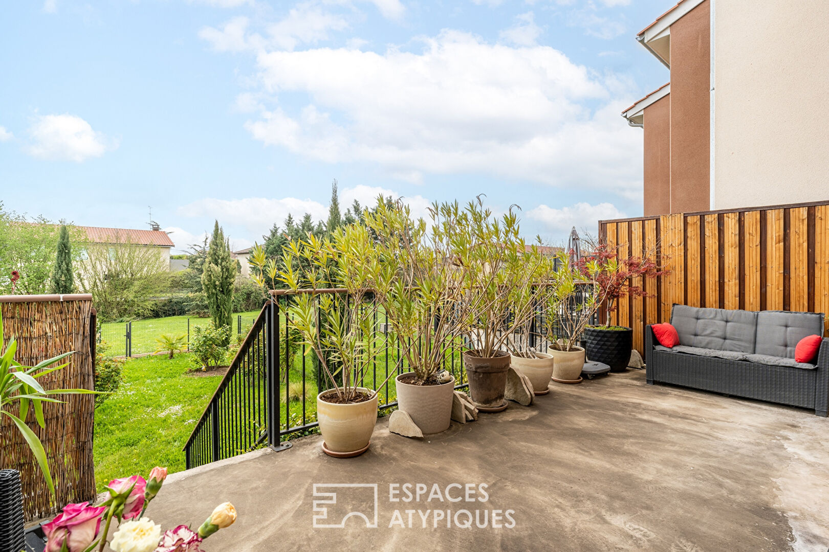 Two-bedroom house and its garden in the city center