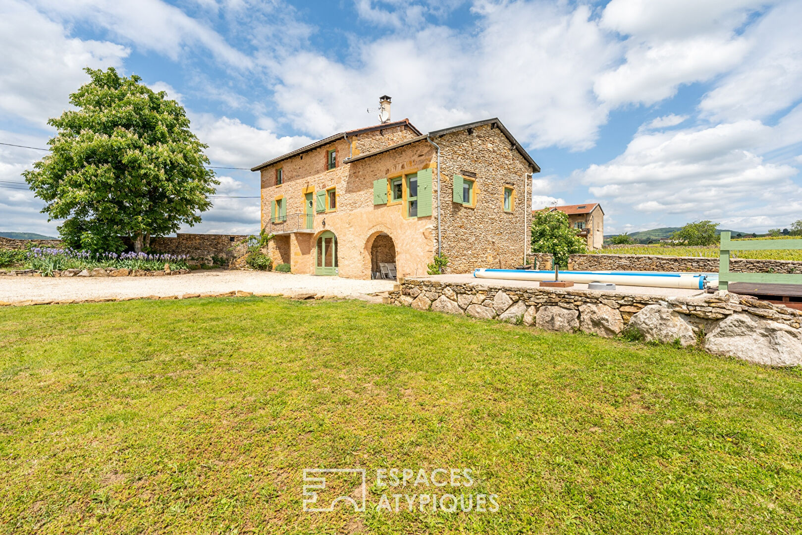 Maison en pierres dorées avec piscine et vue