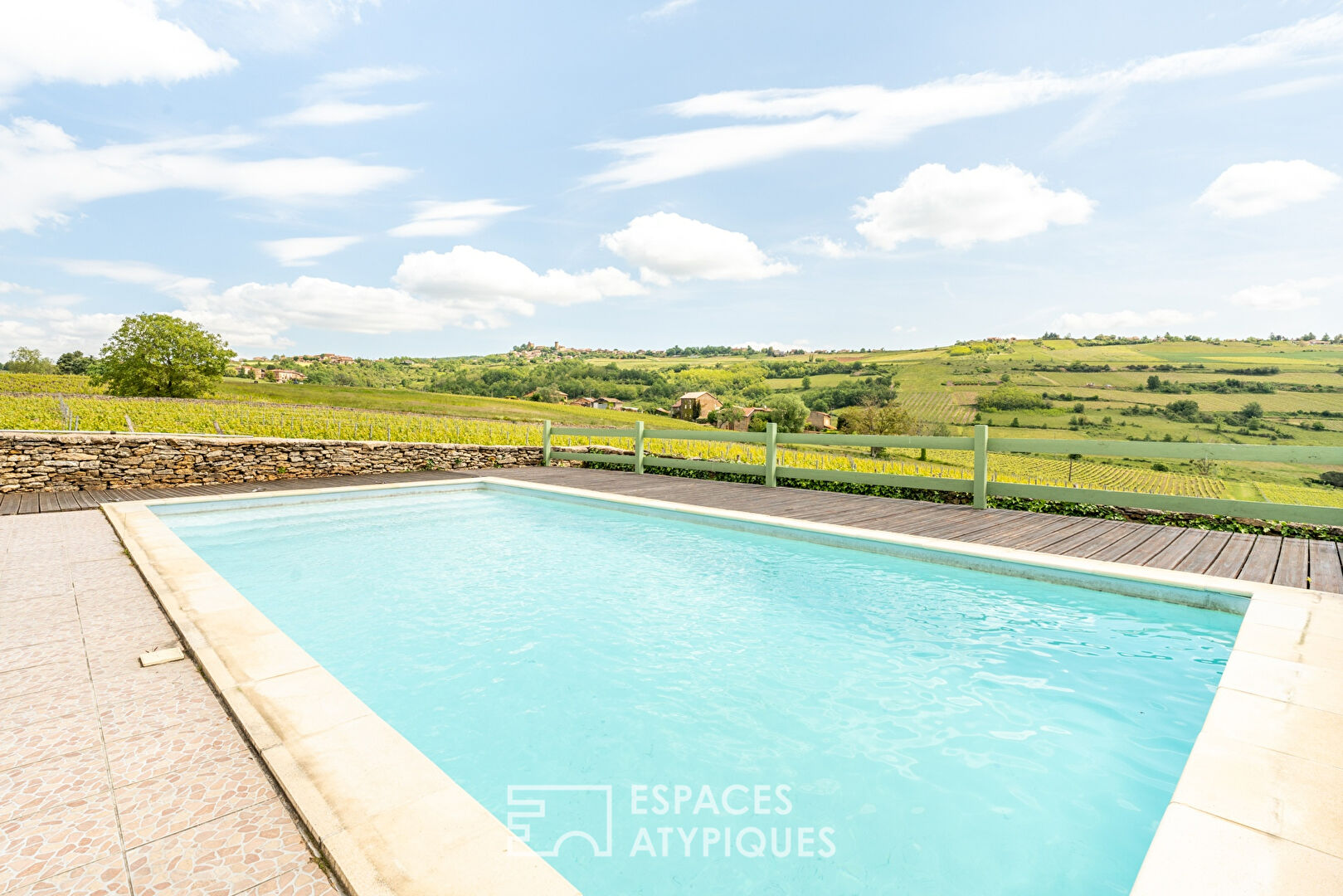 Maison en pierres dorées avec piscine et vue