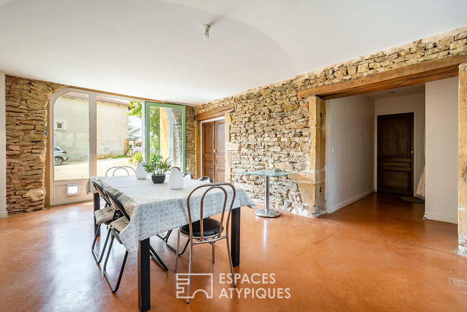 Maison en pierres dorées avec piscine et vue