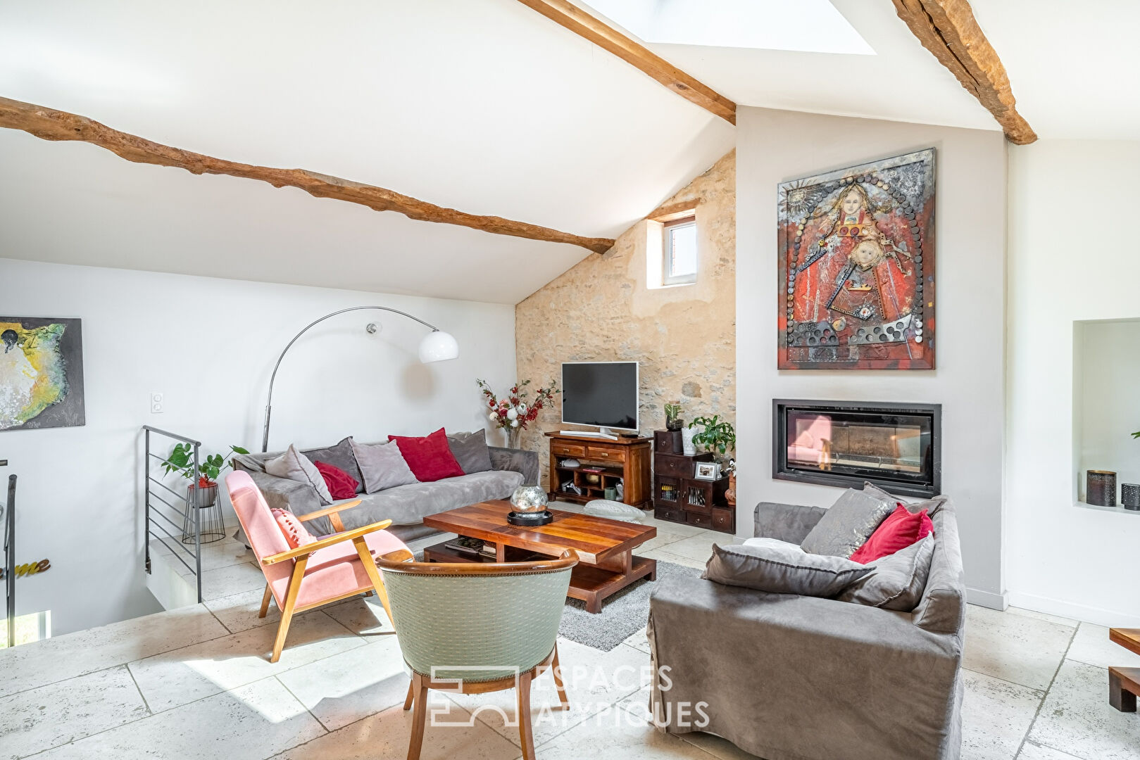 Maison en pierres dorées avec piscine et vue