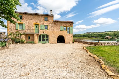 Maison en pierres dorées avec piscine et vue