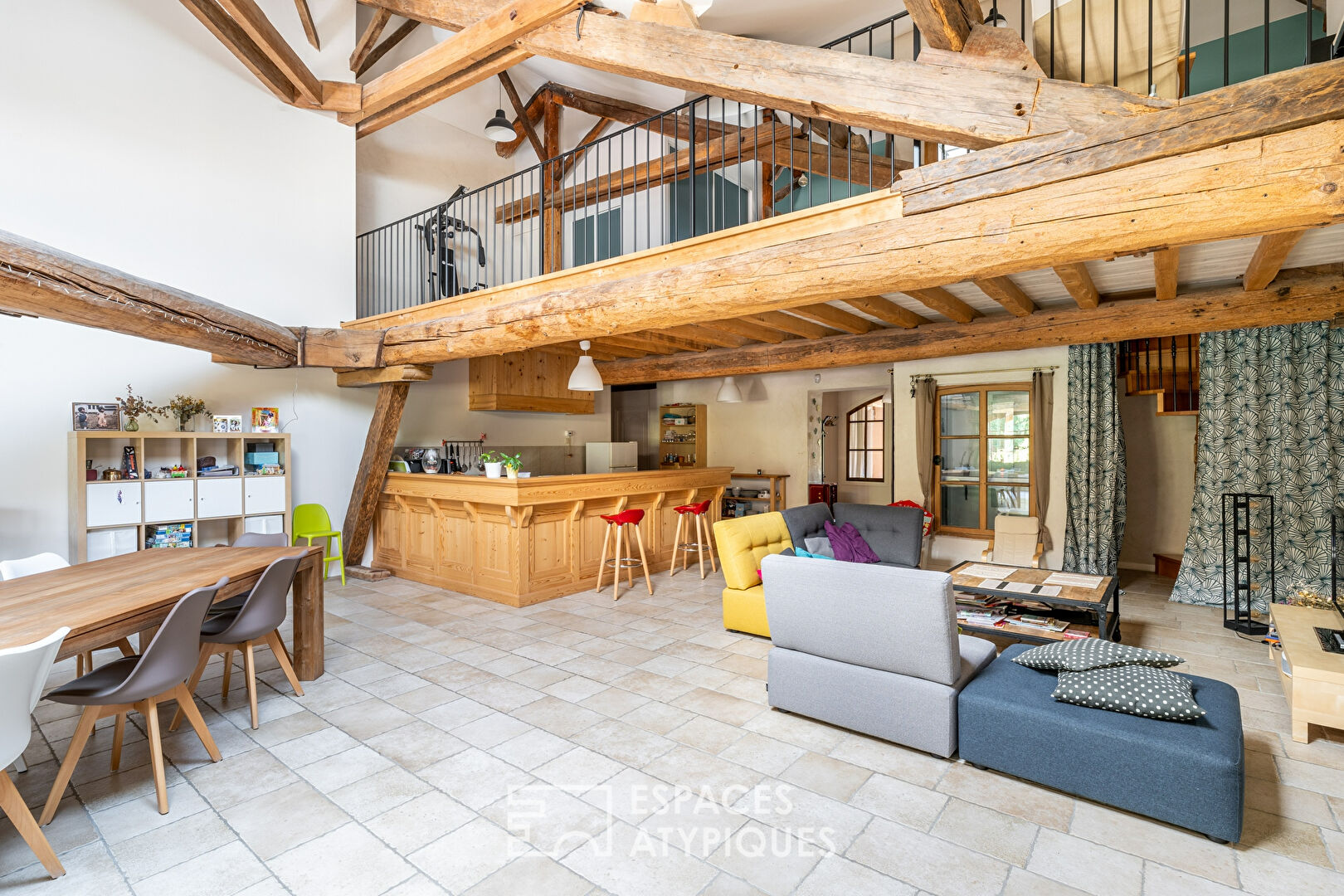 Charming building with incredible volumes in the heart of Beaujolais